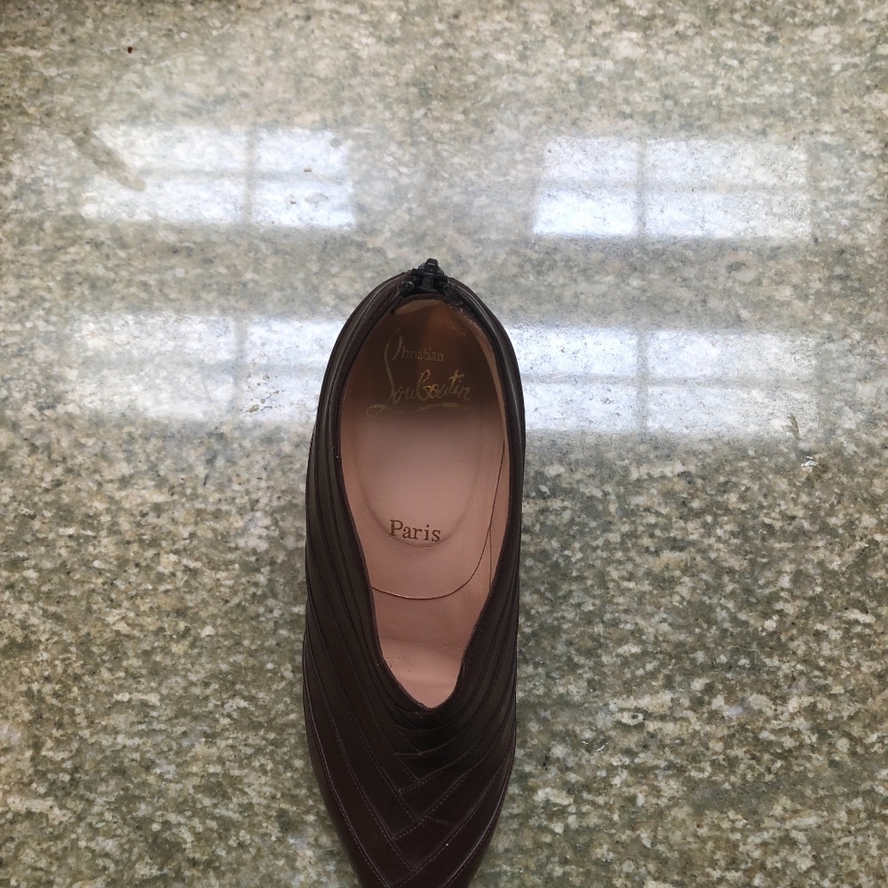 CHRISTIAN LOUBOUTIN Leather Pointed-Toe Booties - Picture 5 of 8